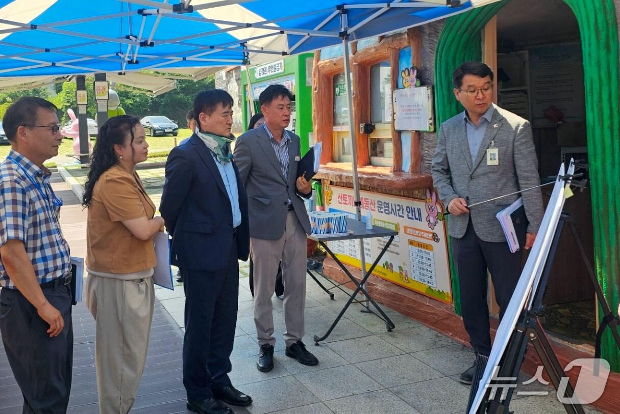 본문 이미지 - 심상철 창녕군 부군수&#40;왼쪽 세번째&#41;의 &#39;산토끼노래동산&#39; 현장 점검&#40;창녕군 제공. 재판매 및 DB금지&#41;.