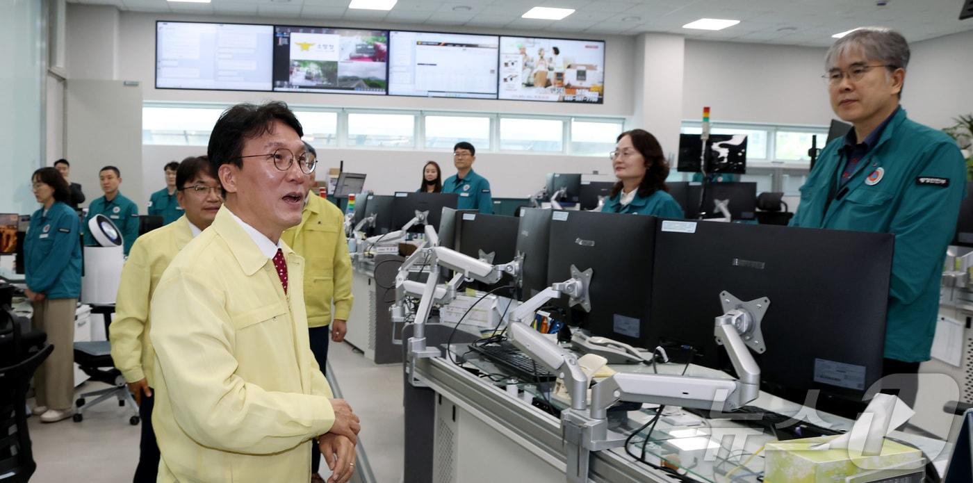 김민석 국무총리가 7일 오전 세종시 정부세종청사 중앙재난안전상황실에서 여름철 재난 대비 상황을 점검한 뒤 직원들을 격려하고 있다. 2025.7.7/뉴스1 ⓒ News1 김기남 기자
