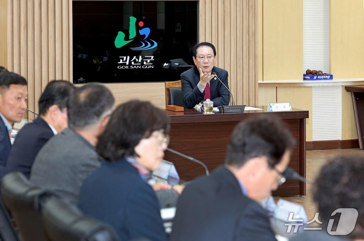 송인헌 괴산군수가 7일 확대간부회의에서 폭염 대책을 주문하고 있다.(괴산군 제공, 재판매 및 DB금지)/뉴스1