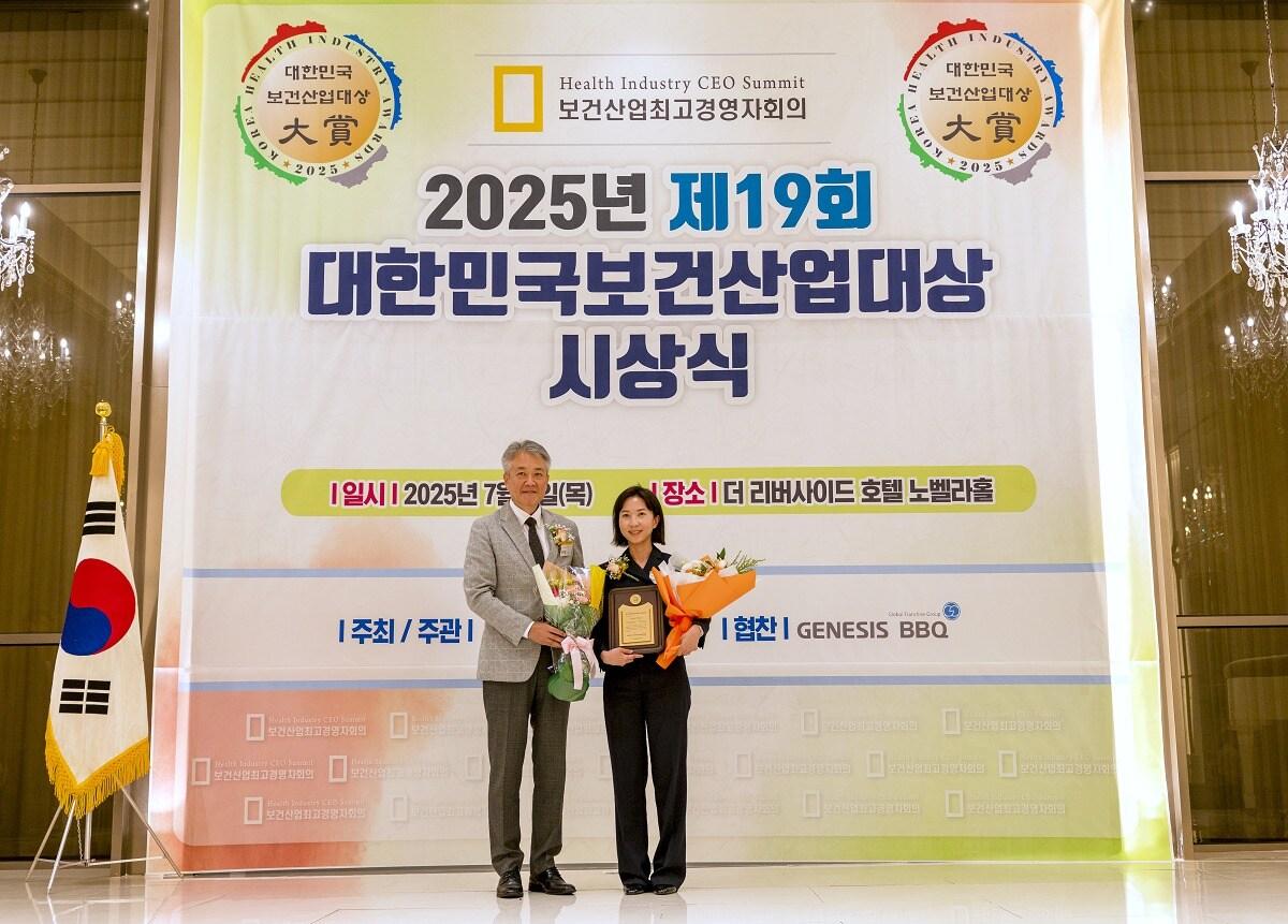 본문 이미지 - 홍민철 보건산업최고경영자회의 회장&#40;왼쪽&#41;, 제인 데위 타히르 365mc 인도네시아 지점 총괄대표&#40;365mc 제공&#41;