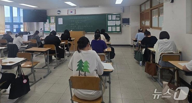 본문 이미지 - 대한간호협회는 지난 5일 서울 중구 다산로에 위치한 성동공업고등학교에서 2025년도 제22회 전문간호사 자격 1차 시험을 실시했다고 7일 밝혔다.(대한간호협회 제공)