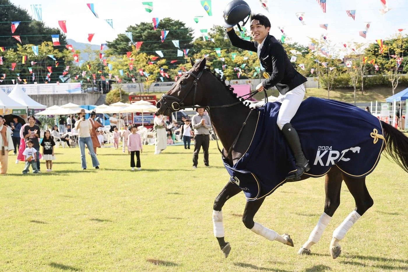 한국마사회가 제53회 한일 승마대회를 10일부터 개최한다. 사진은 지난해 퇴역경주마 승마대회의 모습. (한국마사회 제공)