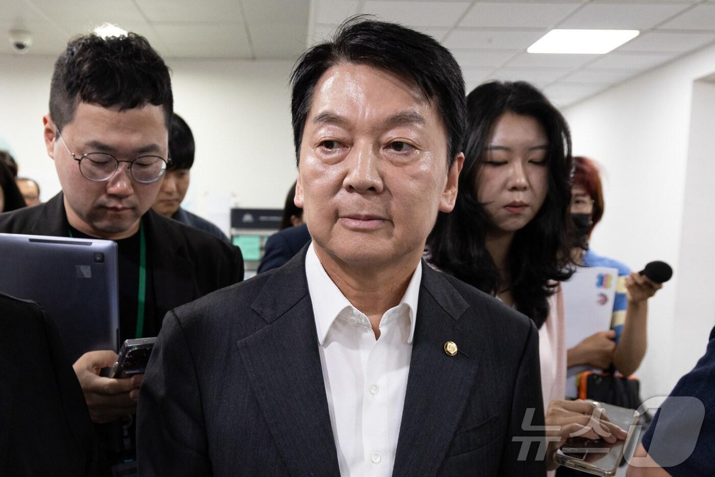 안철수 국민의힘 혁신위원장이 7일 서울 여의도 국회 소통관에서 기자회견을 열고 혁신위원장 사퇴 및 전당대회 출마를 밝힌 후 기자회견장을 나서고 있다. 2025.7.7/뉴스1 ⓒ News1 유승관 기자