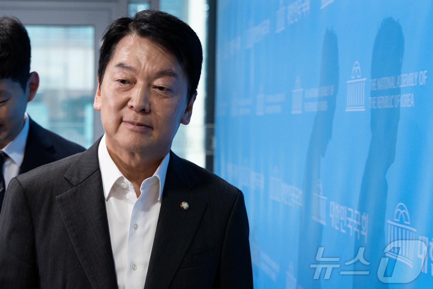 안철수 국민의힘 혁신위원장이 7일 서울 여의도 국회 소통관에서 기자회견을 열고 혁신위원장 사퇴 및 전당대회 출마를 밝힌 후 기자회견장을 나서고 있다. 2025.7.7/뉴스1 ⓒ News1 유승관 기자