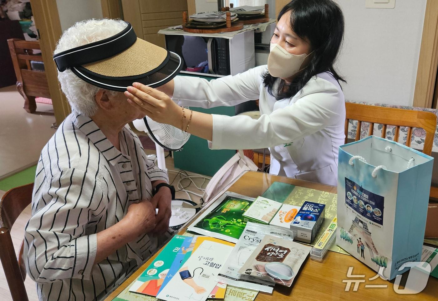 시원 꾸러미 전달받는 어르신. (광주 광산구 제공. 재판매 및 DB 금지)