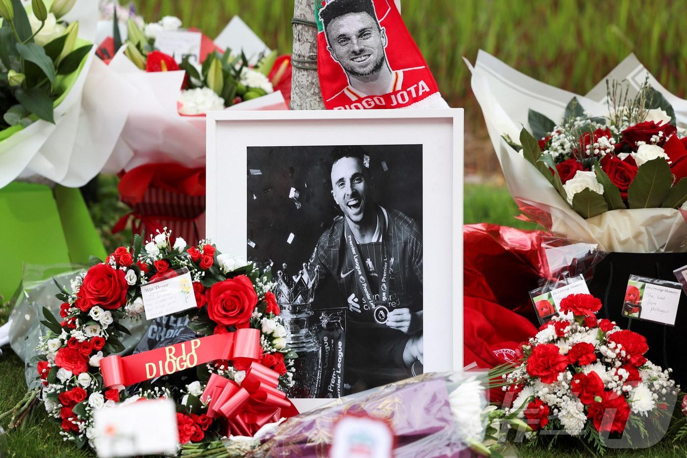 교통사고로 세상을 떠난 축구선수 조타를 추모하는 꽃과 사진 ⓒ 로이터=뉴스1