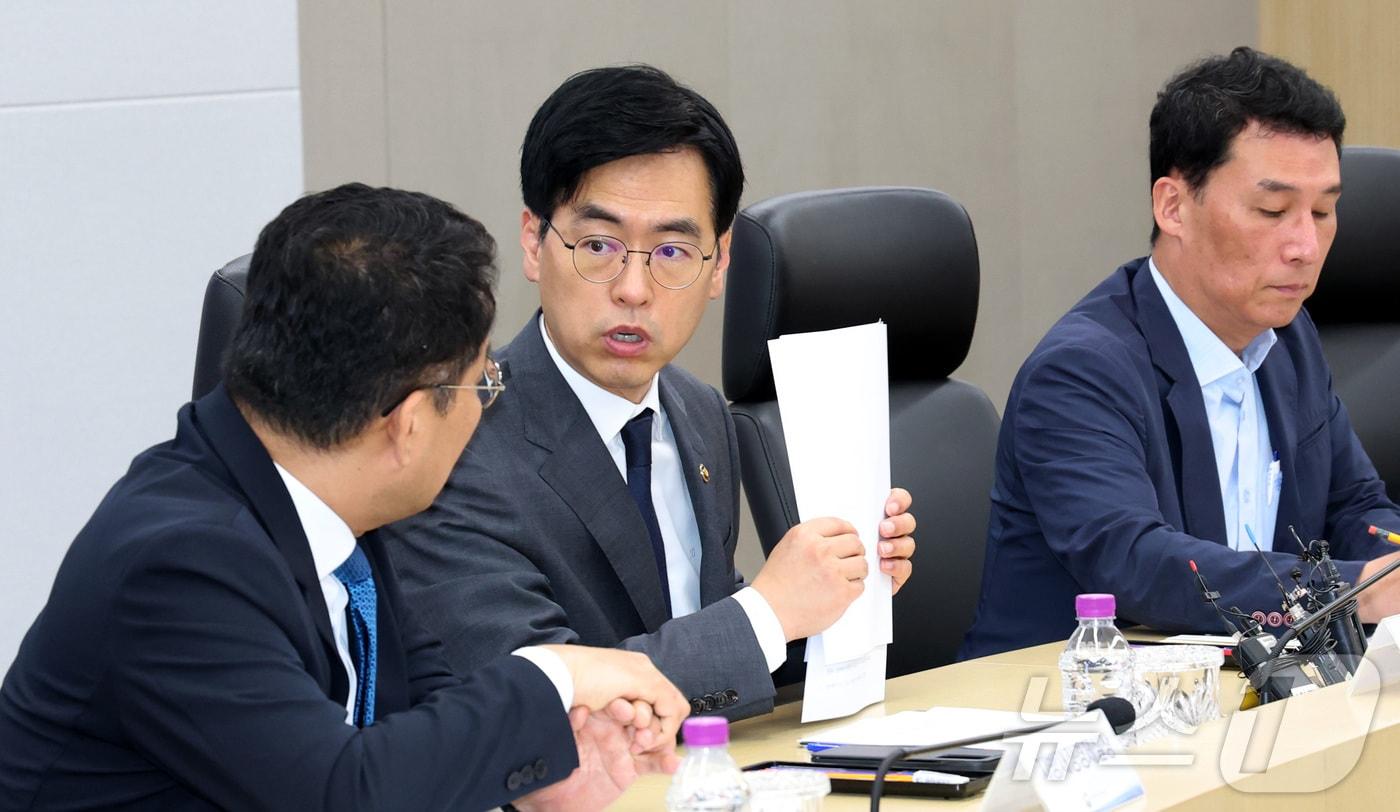 김민재 행정안전부 차관이 7일 오전 세종시 정부세종청사에서 열린 민생회복 소비쿠폰 집행계획 관련 시·도 부단체장 회의를 주재하며 관계 공무원과 이야기를 나누고 있다. 2025.7.7/뉴스1 ⓒ News1 김기남 기자