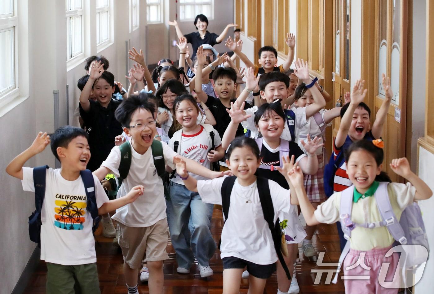 7일 오전 부산 동래구 명륜초등학교에서 여름방학을 맞은 2학년 3반 학생들이 환호하며 집으로 향하고 있다. 이 학교는 내부 공사로 인해 다른 학교들보다 2~3주 정도 일찍 여름방학에 들어갔다. 2025.7.7/뉴스1 ⓒ News1 윤일지 기자
