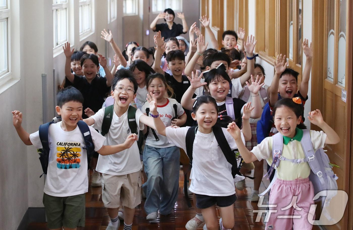 7일 오전 부산 동래구 명륜초등학교에서 여름방학을 맞은 2학년 3반 학생들이 환호하며 집으로 향하고 있다. 이 학교는 내부 공사로 인해 다른 학교들보다 2~3주 정도 일찍 여름방학에 들어갔다. 2025.7.7/뉴스1 ⓒ News1 윤일지 기자