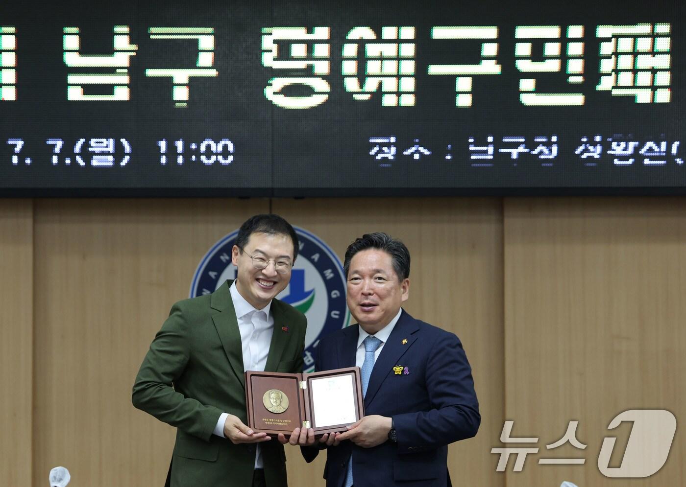7일 김상욱 더불어민주당 의원(울산 남구갑)이 김병내 광주 남구청장으로부터 남구 명예구민증을 받고 있다. 2025.7.7/뉴스1 ⓒ News1 박지현 기자