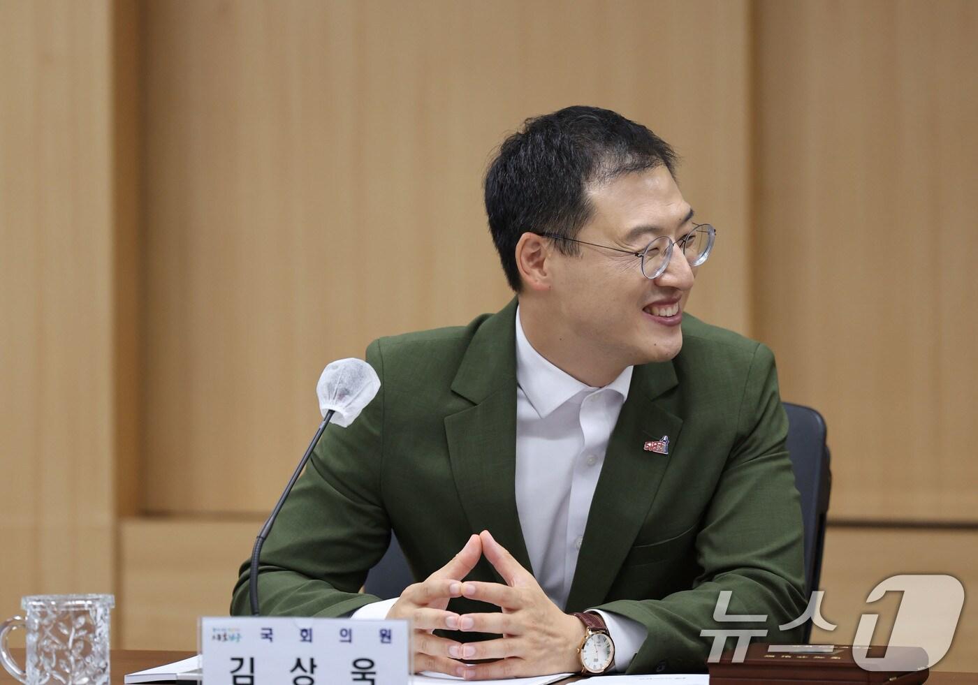 김상욱 더불어민주당 울산 남구갑 의원이 7일 광주를 방문해 김병내 구청장으로부터 남구 명예구민패를 수여받고 감사 인사 전하고 있다. 2025.7.7/뉴스1 ⓒ News1 박지현 기자