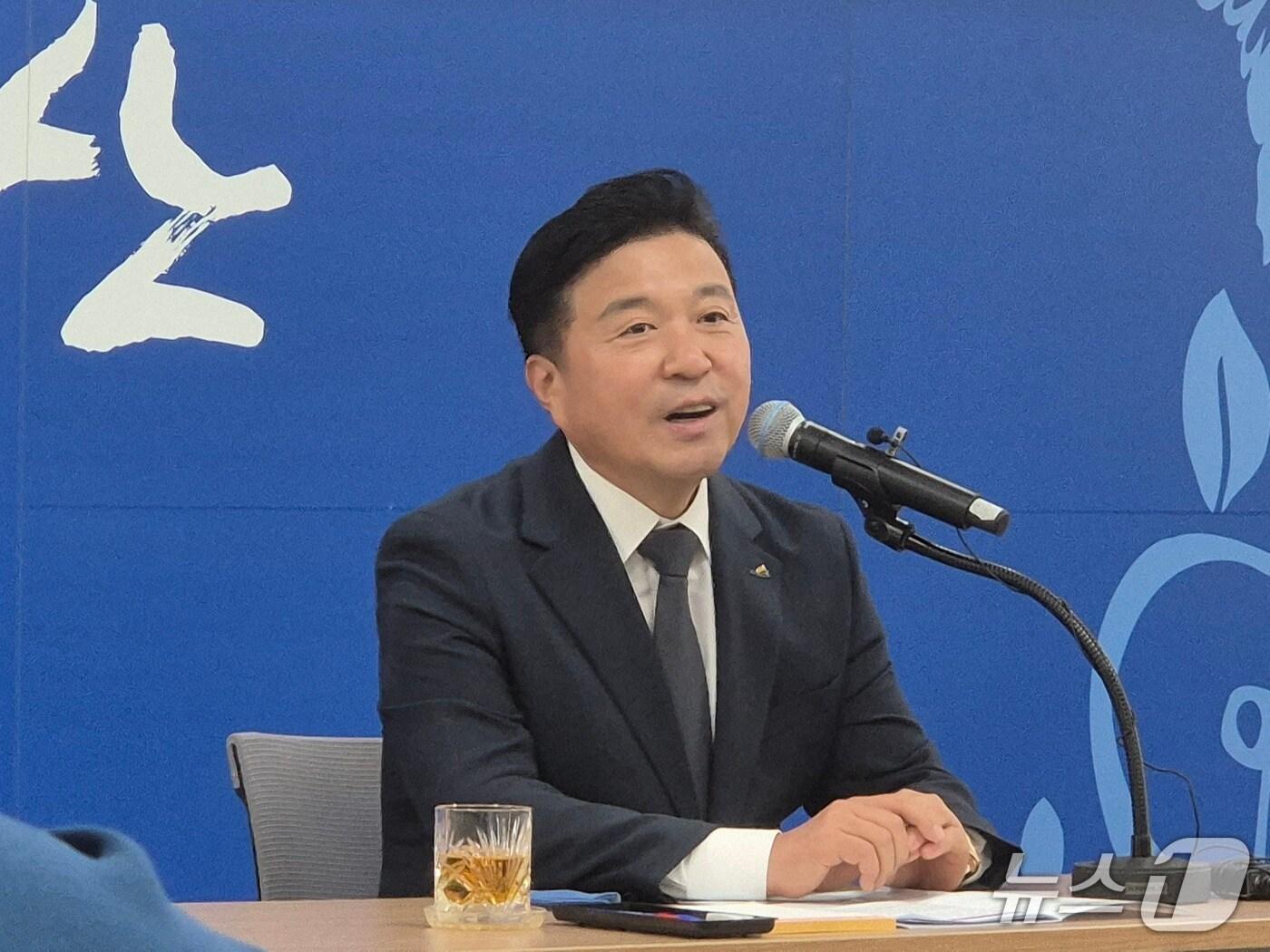 본문 이미지 -  최재구 예산군수가 7일 군청 대회의실에서 열린 민선8기 3주년 기자간담회에서 발언하고 있다. 2025.7.7 뉴스1 ⓒ News1 최형욱 기자