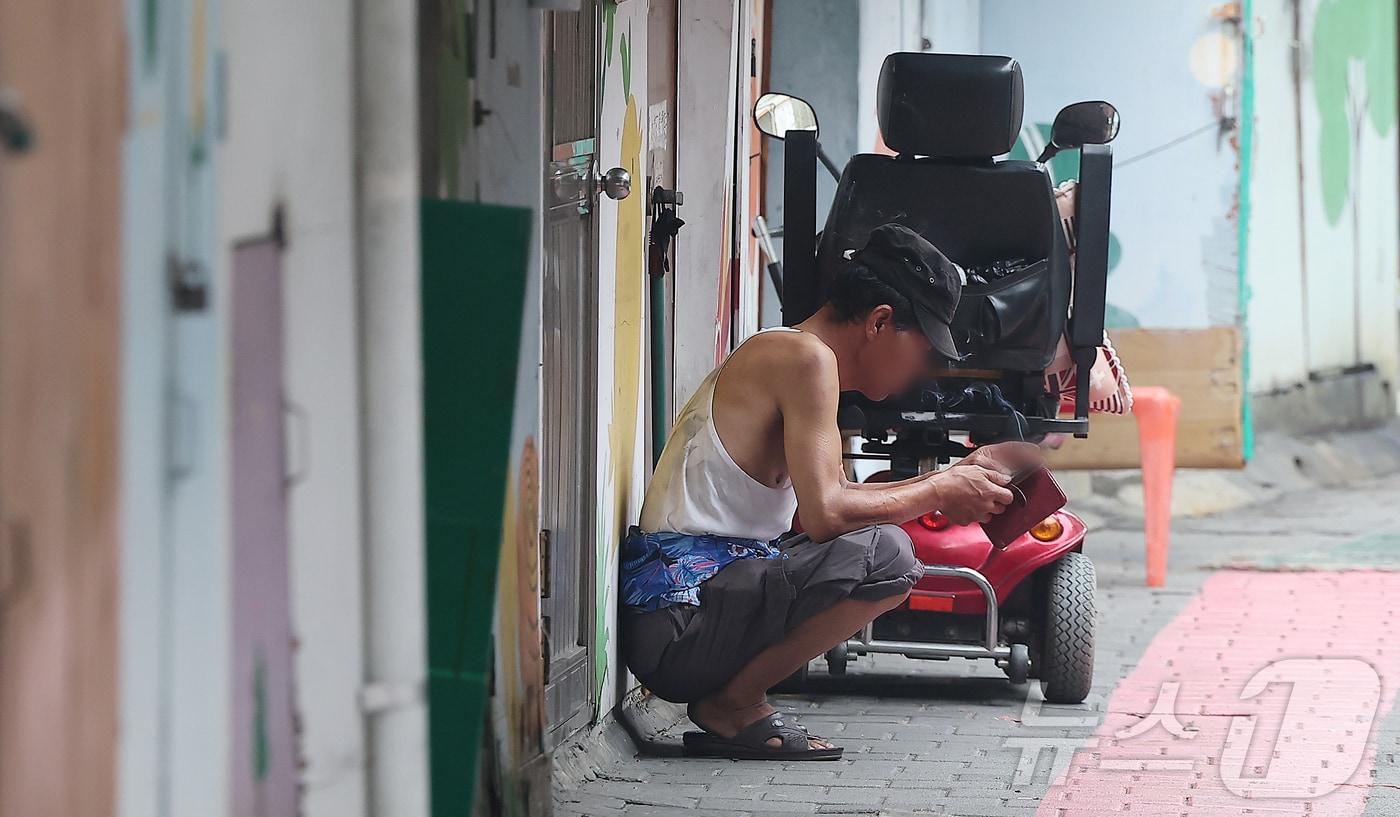 서울에 첫 폭염경보가 발령된 7일 서울 영등포구 영등포쪽방촌에서 한 주민이 휴식을 취하고 있다. 2025.7.7/뉴스1 ⓒ News1 김진환 기자