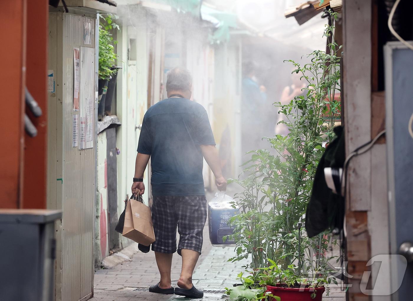 본문 이미지 - 무더운 날씨가 이어지고 있는 7일 서울 영등포구 영등포쪽방촌 골목에서 폭염 대비용 쿨링포그가 가동되고 있다. 2025.7.7 ⓒ 뉴스1 김진환 기자