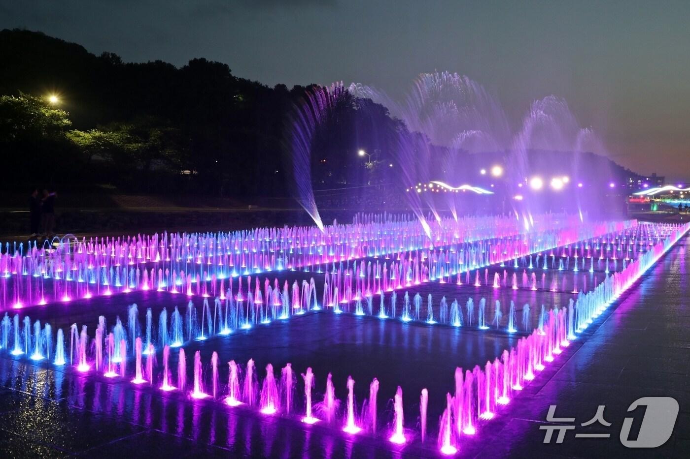 전북 정읍시 정읍천에 설치된 미로분수 물놀이장 모습.&#40;정읍시 제공. 재판매 및 DB금지&#41;/뉴스1 