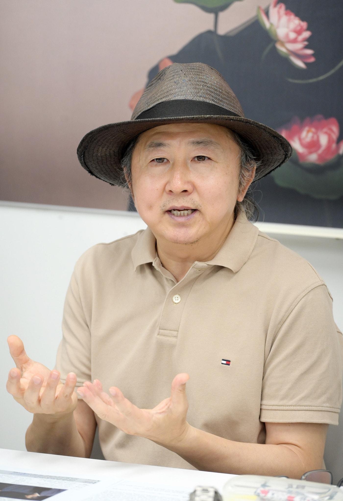 본문 이미지 - 연극 '삼매경'의 주연배우 지춘성이 라운드인터뷰에서 답변하고 있다.(국립극단 제공)