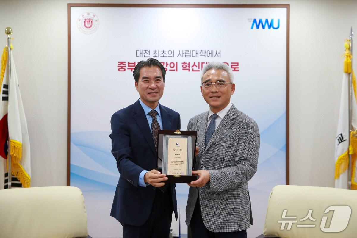 본문 이미지 - 이희학 총장&#40;오른쪽&#41;과 정철호 산학협력단장이 국가보훈부 장관 감사패를 들고 기념촬영을 하고 있다.&#40;목원대 제공.재판매 및 DB금지&#41;/뉴스1