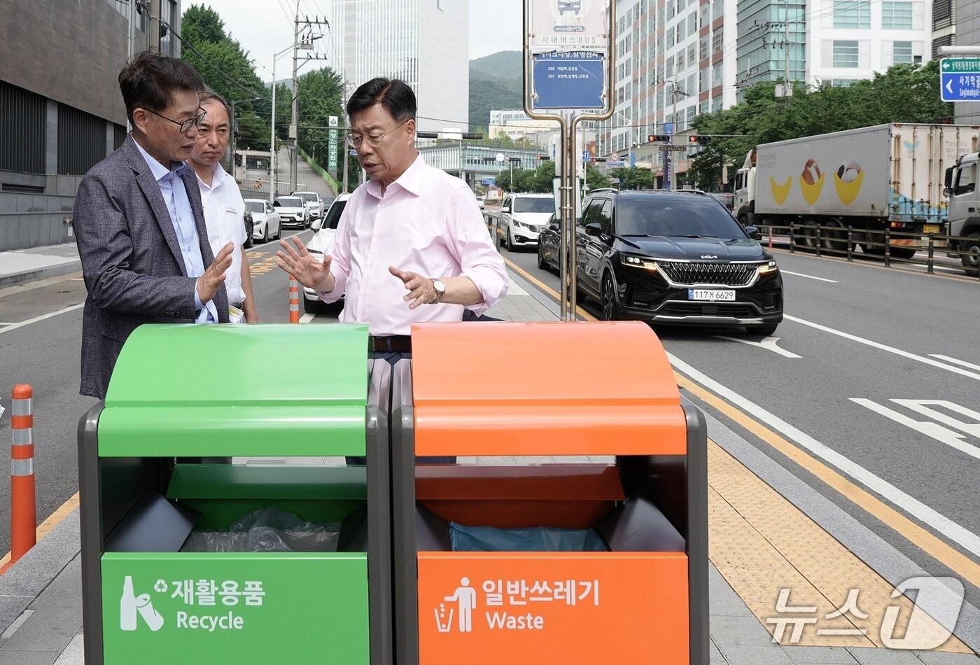 신상진 경기 성남시장&#40;오른쪽&#41;이 지난 6월 27일 거리에 설치한 쓰레기통에 대한 점검을 벌이고 있다.&#40;성남시 제공. 재판매 및 DB금지&#41;/뉴스1