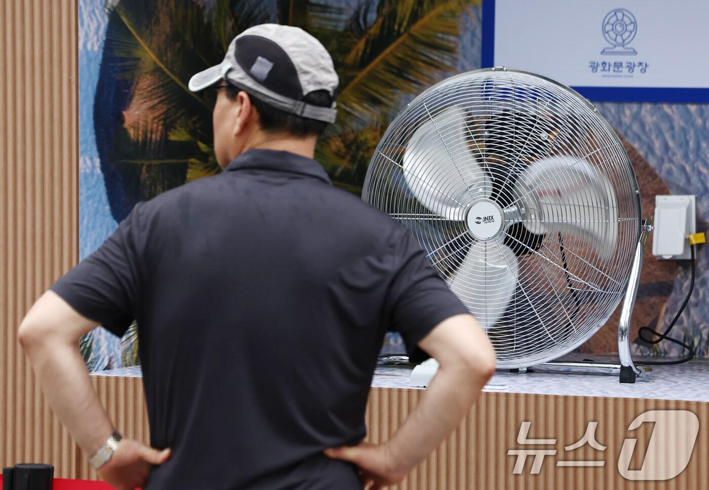 더위에 지친 시민들이 선풍기 바람을 맞고 있다.(사진은 기사 내용과 무관함) / 뉴스1 ⓒ News1