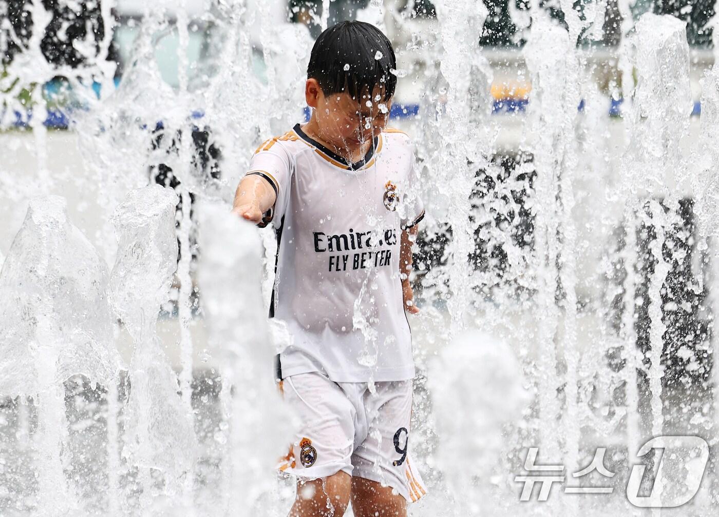 본문 이미지 - 절기상 본격적인 더위가 시작된다는 소서(小暑)이자 서울 전역에 첫 폭염경보가 내려진 7일 서울 광화문광장에서 더위에 지친 어린이가 물놀이를 하고 있다. 2025.7.7/뉴스1 ⓒ News1 김민지 기자