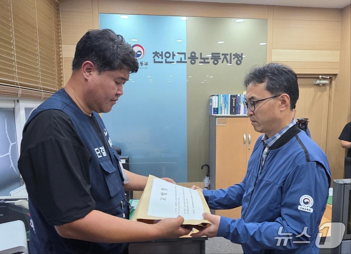 본문 이미지 - 故 김충현 비정규직 노동자 사망사고 대책위원회는 7일 고용노동부 천안지청에 원청 업체 책임자들에 대한 처벌을 요구하며 고발장을 제출했다. 2025.7.7./뉴스1 이시우 기자