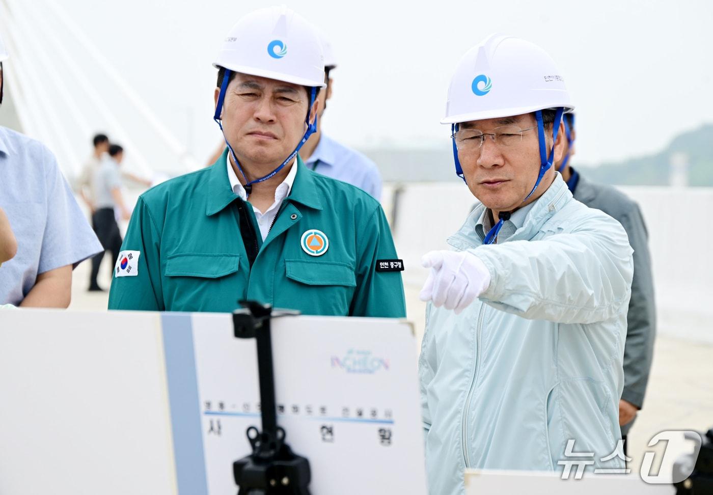 유정복 인천시장이 7일 영종-신도 평화도로 건설공사 현장을 점검하고 있다.(인천시 제공. 재판매 및 DB 금지) /뉴스1