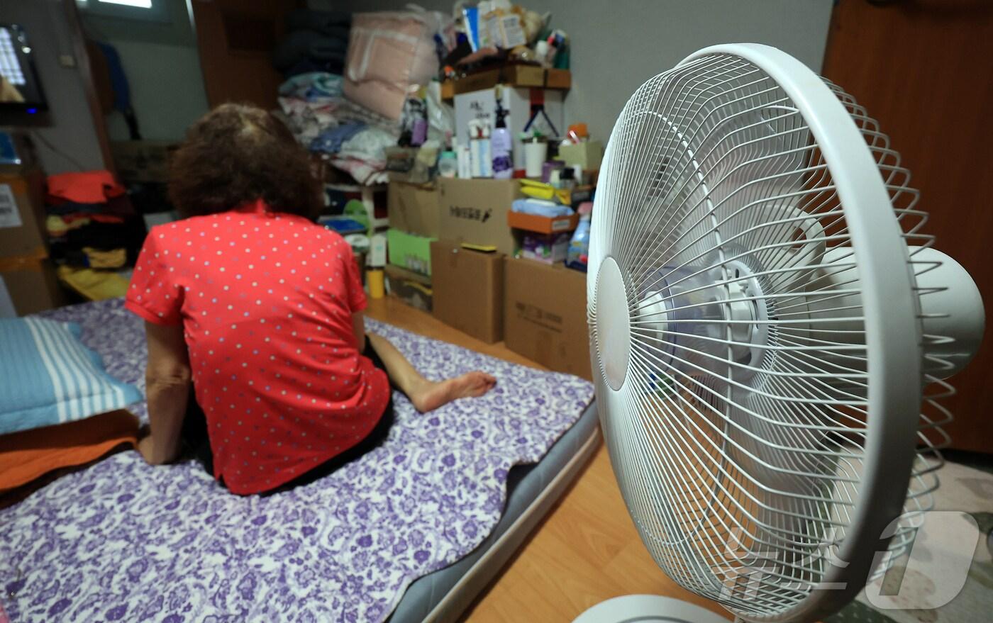 무더운 날씨가 이어지고 있는 7일 서울 영등포구 영등포쪽방촌에서 주민이 선풍기로 더위를 식히고 있다. 2025.7.7/뉴스1 ⓒ News1 김진환 기자