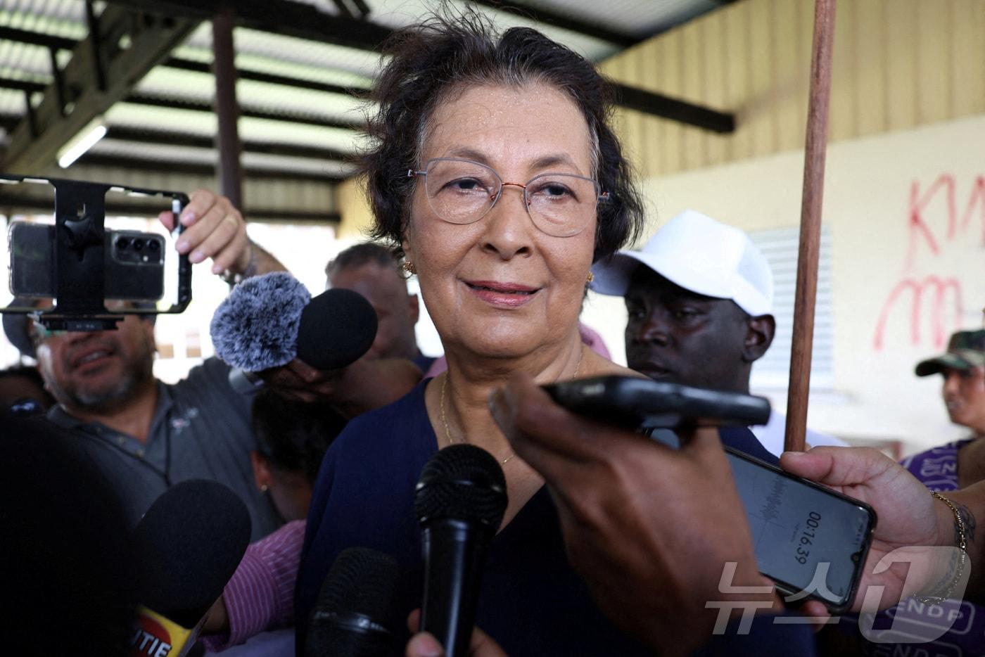 수리남 국회는 6일(현지시간) 예니퍼 헤이링스 시몬스(71) 국민민주당(NDP) 대표를 차기 대통령으로 선출했다. 2025.07.06. ⓒ 로이터=뉴스1 ⓒ News1 양은하 기자