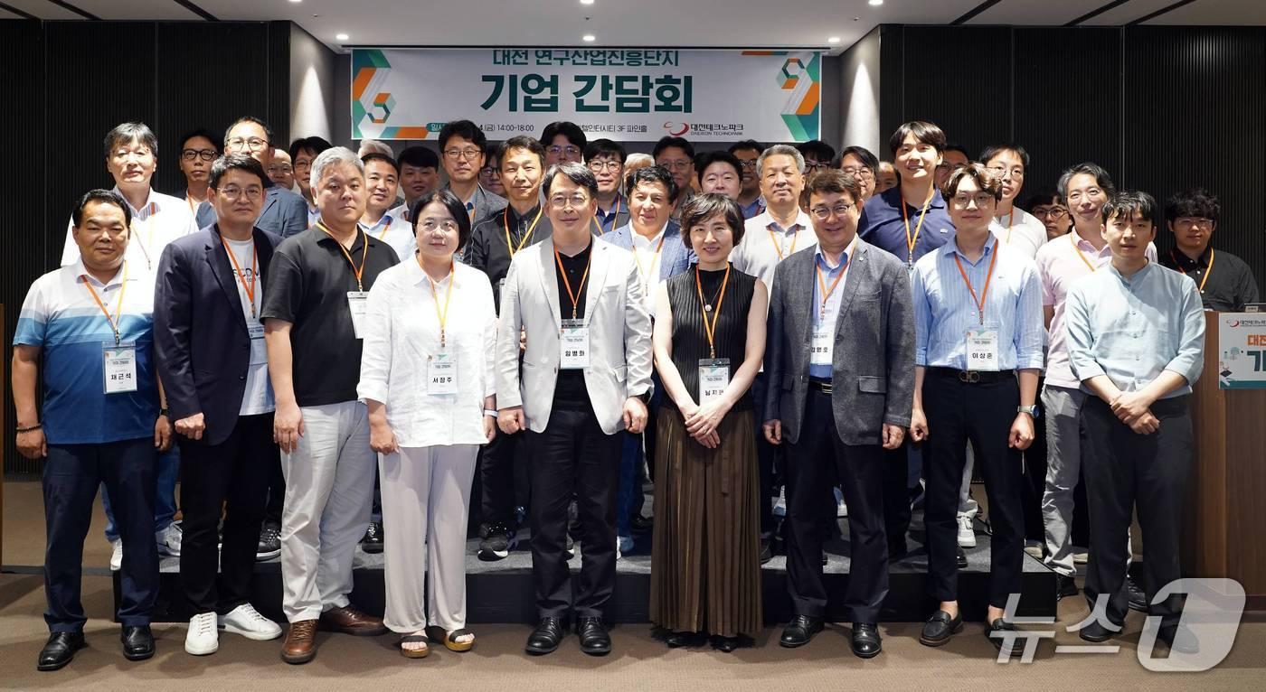 연구장비기업 기술성과 공유 간담회 참석자들이 기념촬영 하고 있다.(대전TP 제공. 재판매 및 DB금지)/뉴스1