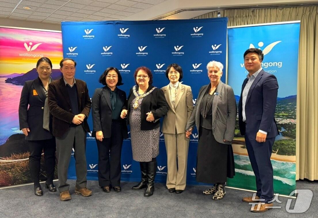 본문 이미지 - 광양시 시 실무대표단이 호주 뉴사우스웨일스주 울런공 시&#40;City of Wollongong&#41;를 방문해 타니아브라운 시장&#40;왼쪽 네번째&#41;과 양 도시 간 우호 협력을 논의했다&#40;광양시 제공&#41; 
