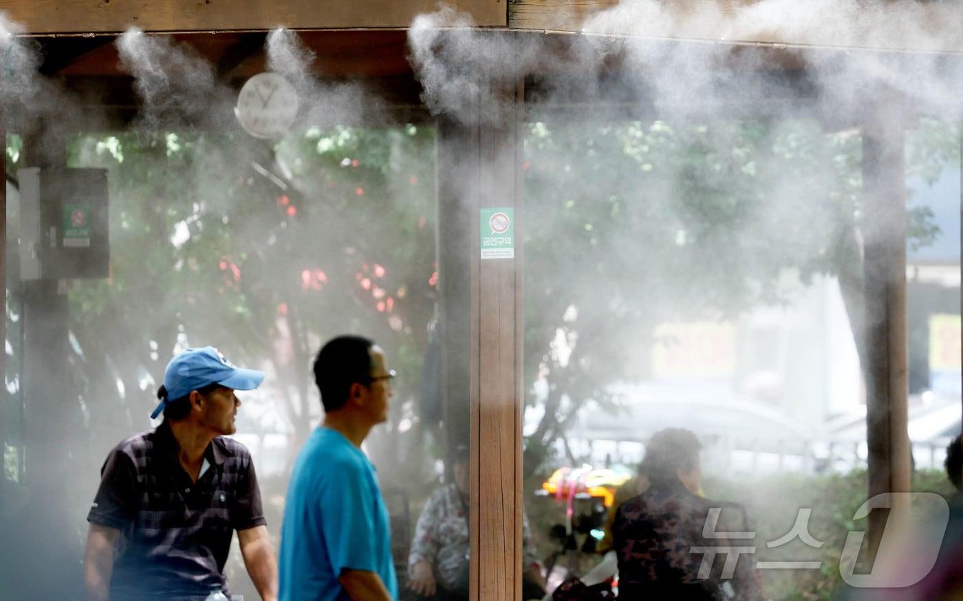 무더위가 이어지고 있는 7일 광주 북구 우산근린공원 이용객들이 쿨링포그 아래서 더위를 식히고 있다.(광주 북구 제공. 재판매 및 DB 금지) 2025.7.7/뉴스1 