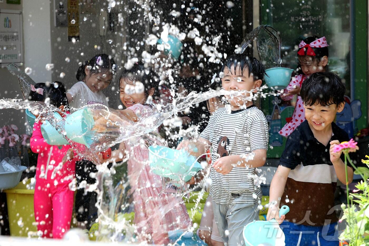 절기상 소서인 7일 광주 북구청직장어린이집 앞마당에서 아이들이 교사와 물총놀이를 하며 더위를 식히고 있다. (광주 북구 제공. 재판매 및 DB 금지) 2025.7.7/뉴스1 ⓒ News1 박지현 기자