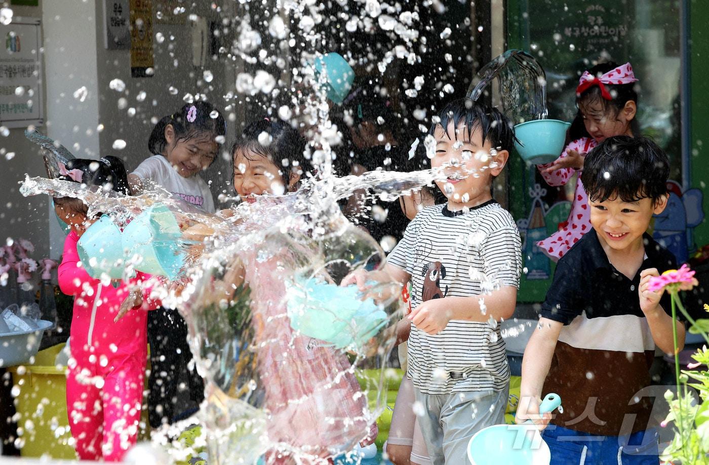 절기상 소서인 7일 광주 북구청직장어린이집 앞마당에서 아이들이 교사와 물총놀이를 하며 더위를 식히고 있다. (광주 북구 제공. 재판매 및 DB 금지) 2025.7.7/뉴스1 ⓒ News1 박지현 기자