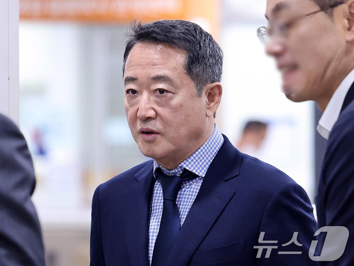 본문 이미지 - 골관절염 치료 세포치료제 인보사의 성분 조작 의혹을 받는 이웅열 코오롱그룹 명예회장이 7일 오후 서울 서초구 서울고등법원에서 열린 항소심 첫 공판에 출석하고 있다. 앞서 1심 재판부는 지난해 11월, 약사법과 자본시장법 위반 등 혐의에 대해 무죄를 선고한 바 있다. 2025.7.7/뉴스1 ⓒ News1 박지혜 기자