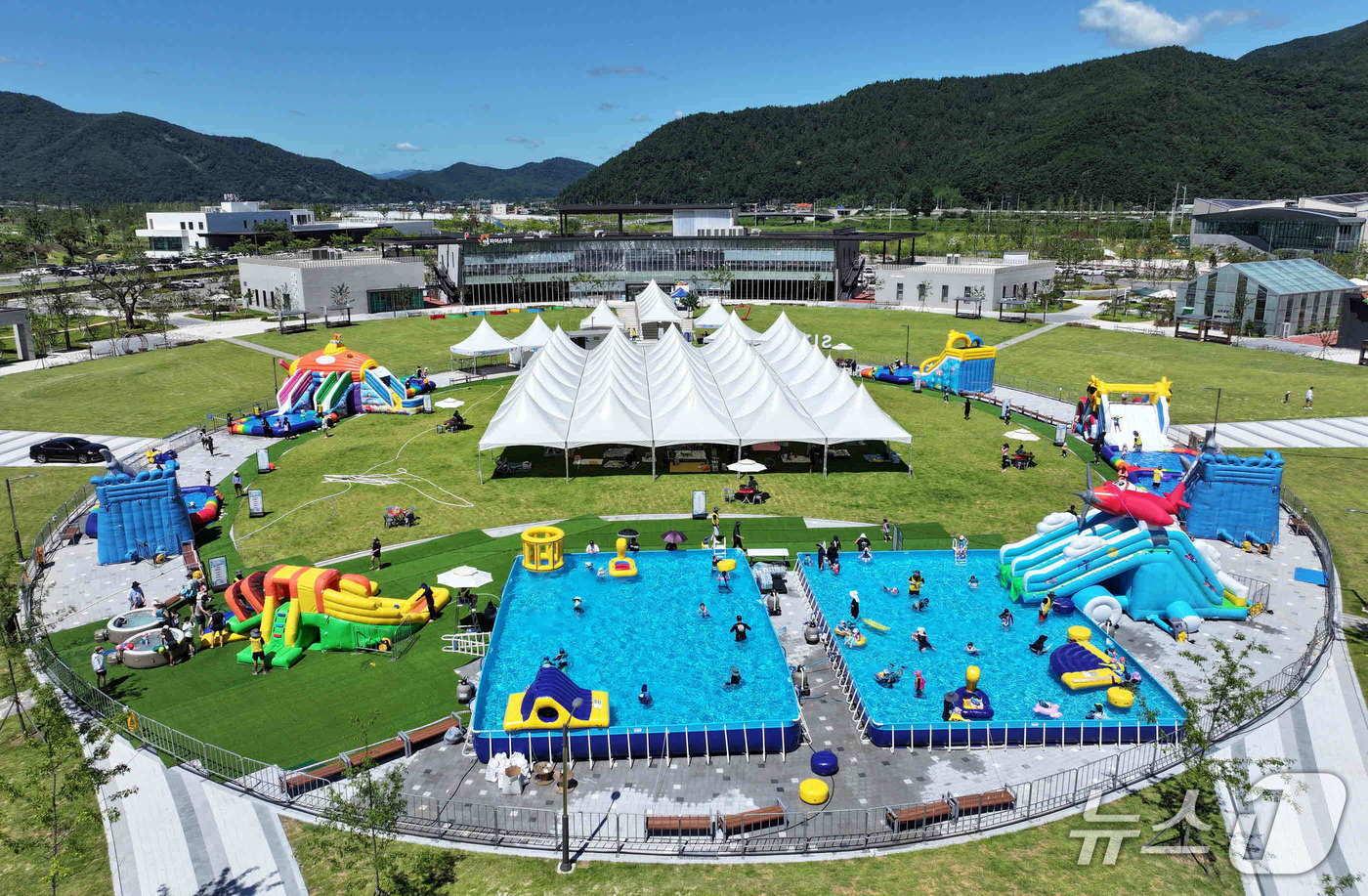 밀양시가 이달 16일부터 다음달 7일까지 선샤인 밀양 테마파크에서 물놀이장을 운영한다. 사진은 물놀이장 모습.(밀양시 제공. 재판매 및 DB금지)
