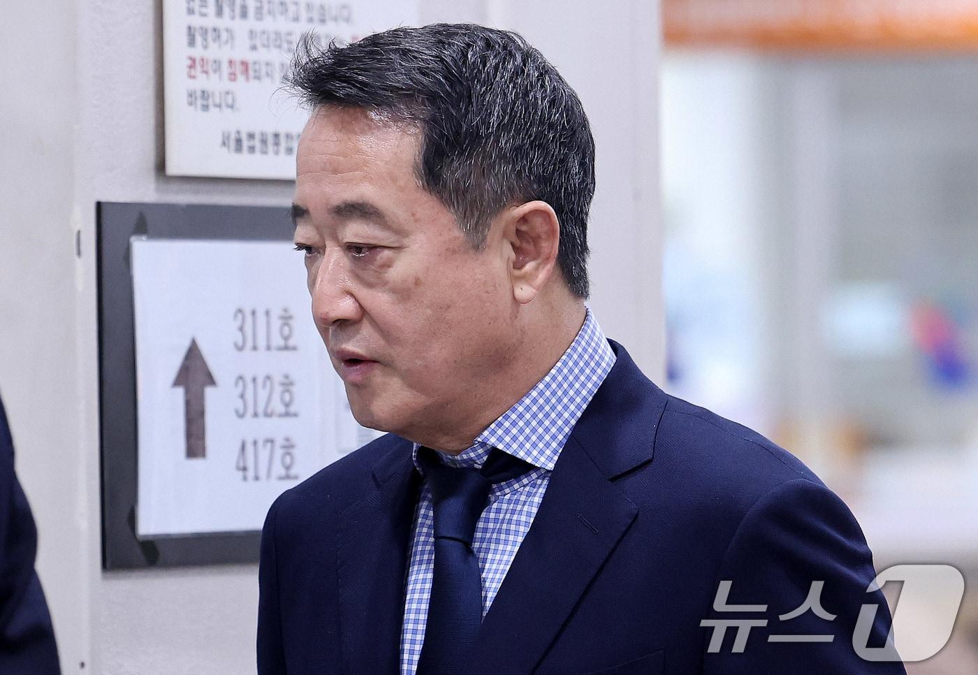 골관절염 치료 세포치료제 인보사의 성분 조작 의혹을 받는 이웅열 코오롱그룹 명예회장이 7일 오후 서울 서초구 서울고등법원에서 열린 항소심 첫 공판에 출석하고 있다. 2025.7.7/뉴스1 ⓒ News1 박지혜 기자