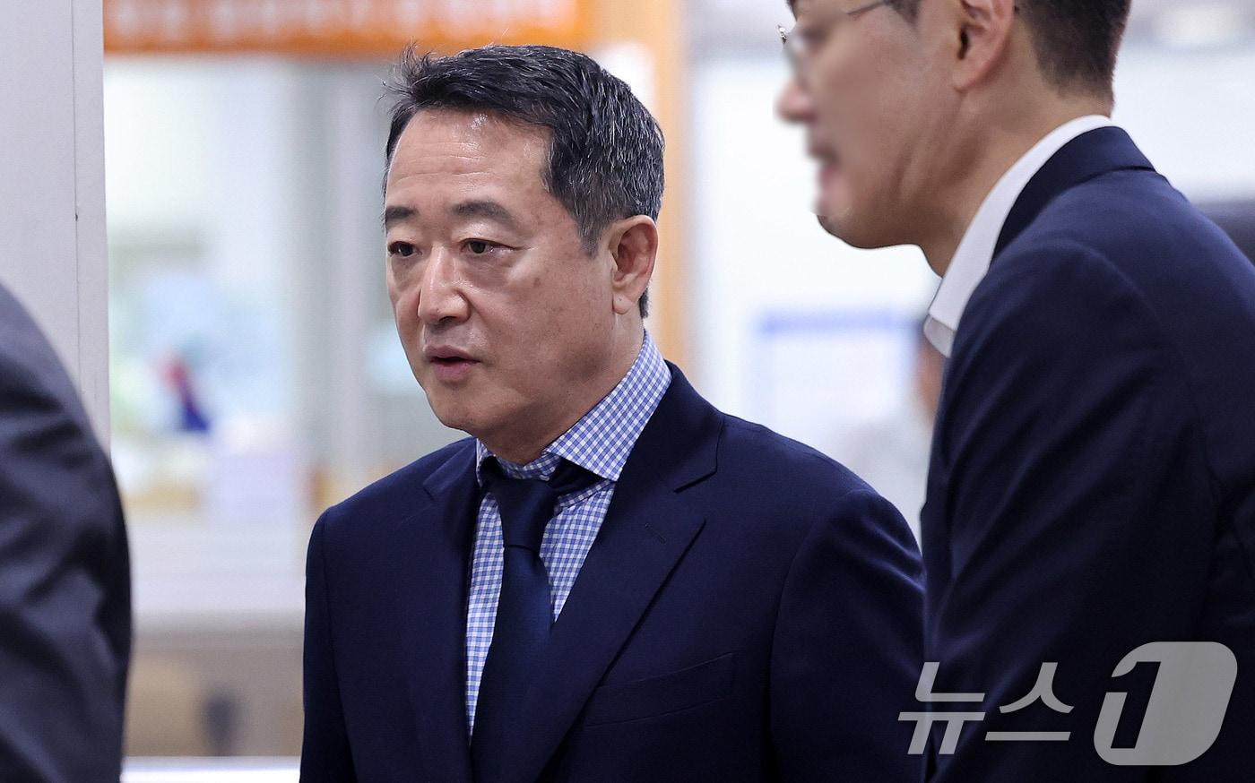 본문 이미지 - 골관절염 치료 세포치료제 인보사의 성분 조작 의혹을 받는 이웅열 코오롱그룹 명예회장이 7일 오후 서울 서초구 서울고등법원에서 열린 항소심 첫 공판에 출석하고 있다. 2025.7.7/뉴스1 ⓒ News1 박지혜 기자