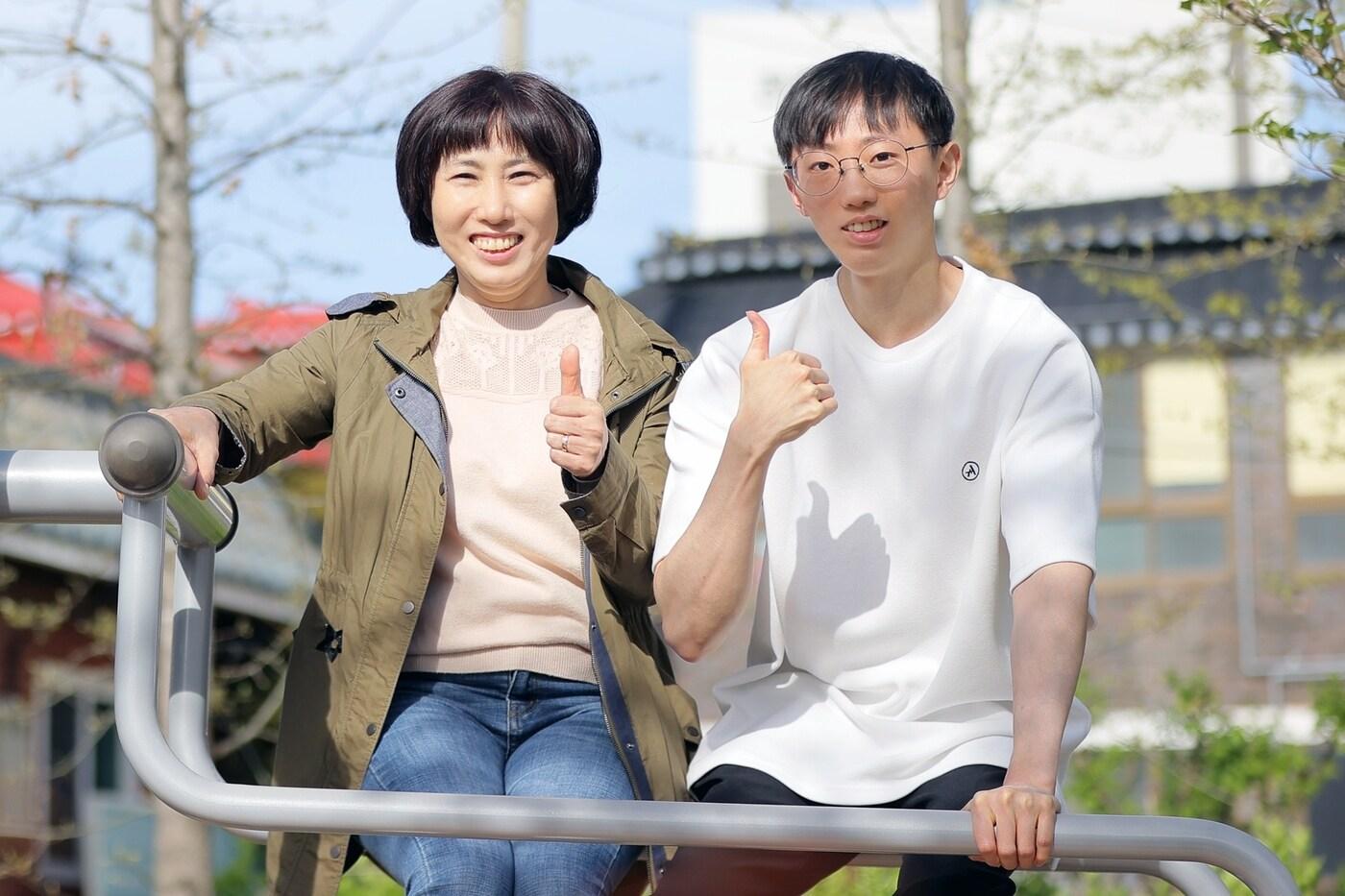 10번이 넘는 두경부암 수술을 이겨내고 턱걸이 챔피언이라는 타이틀을 얻게 된 김동호 씨(오른쪽)과 어머니.(서울아산병원 제공)