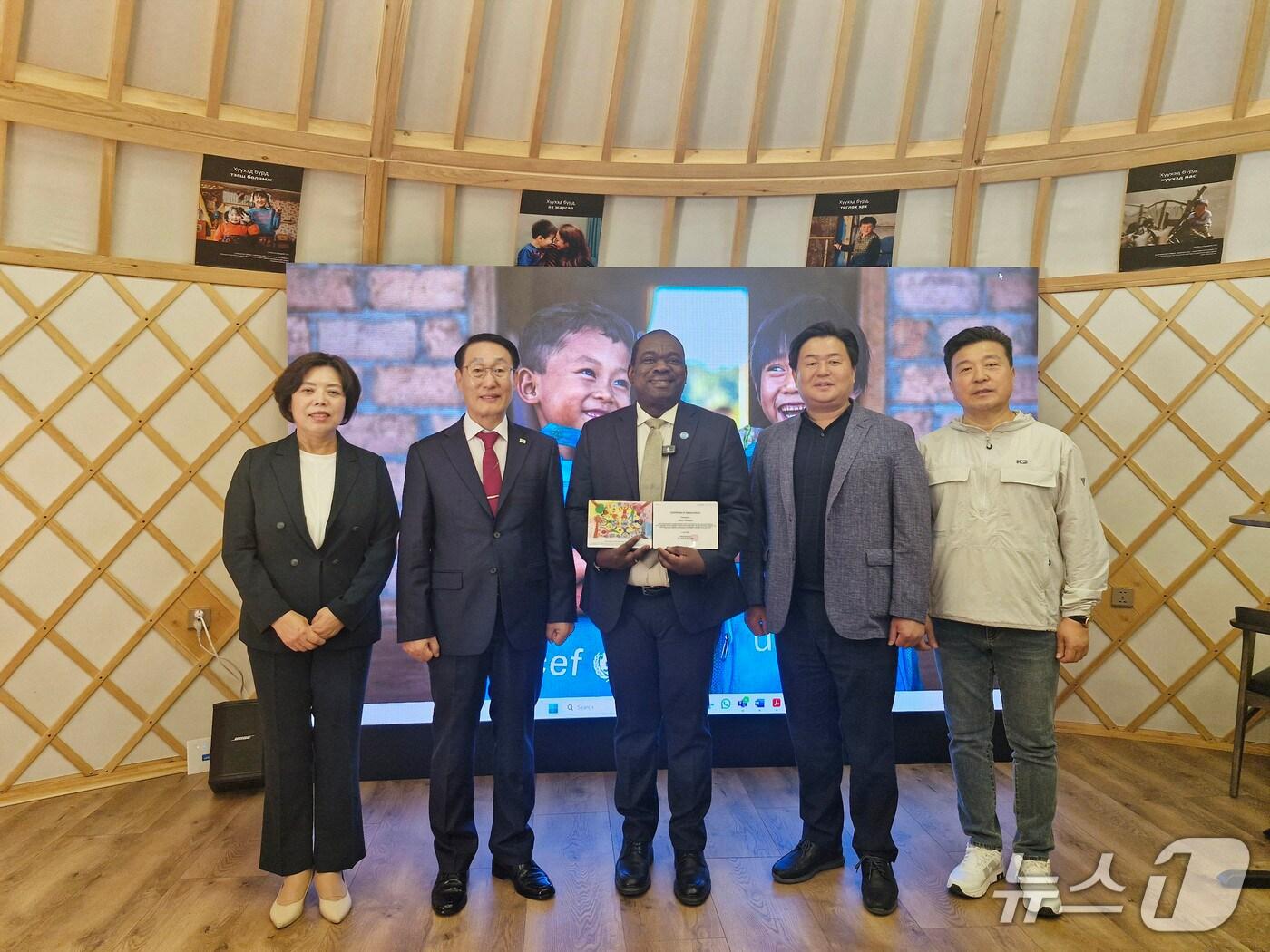 본문 이미지 - 신계용&#40;맨 왼쪽&#41; 과천시장이 몽골 울란바토르에 위치한 유니세프 몽골사무소를 찾았다.&#40;과천시 제공&#41;