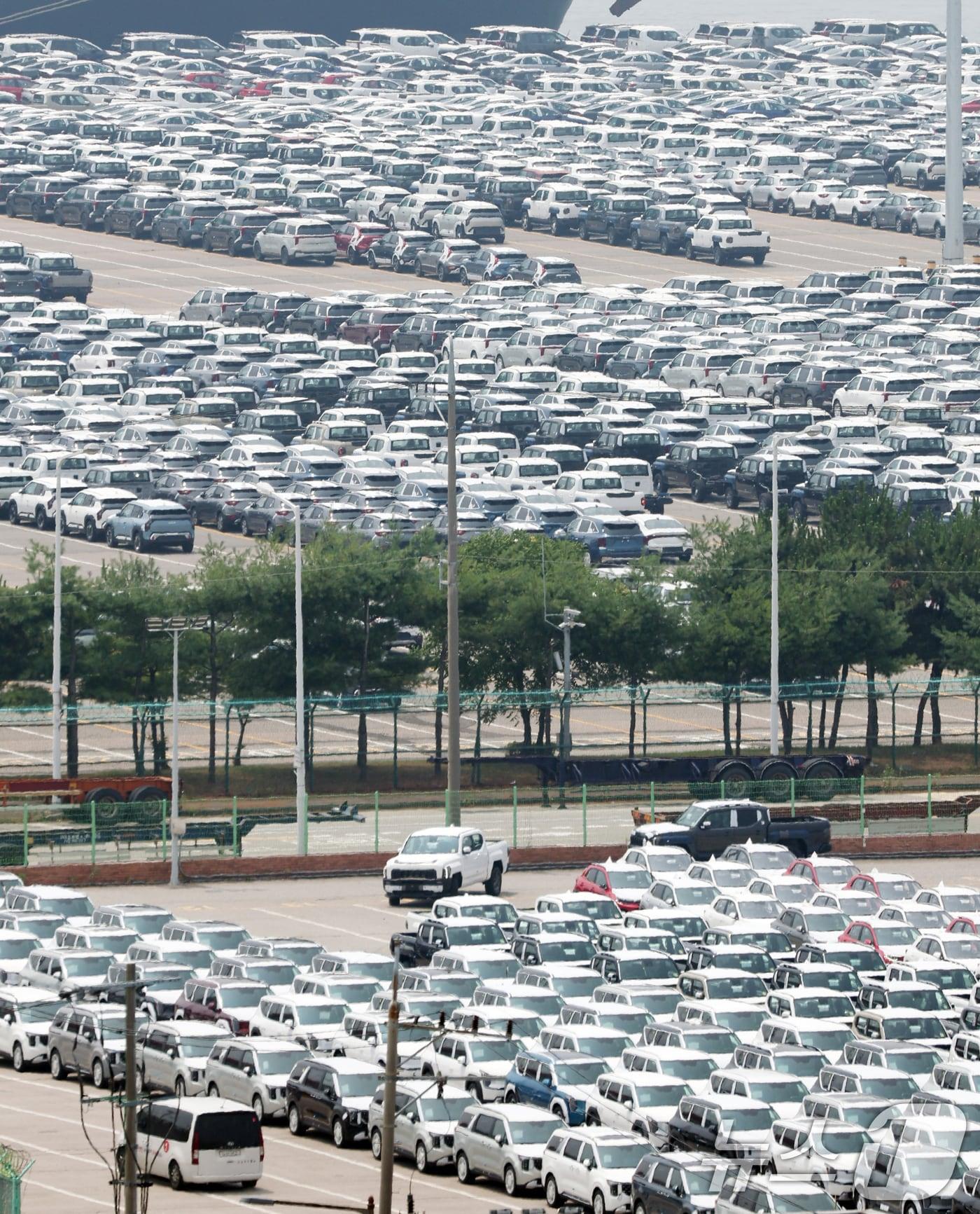 본문 이미지 - 사진은 7일 오후 경기 평택시 포승읍 평택항에 수출용 차량들이 세워져 있는 모습. 2025.7.7/뉴스1 ⓒ News1 김영운 기자