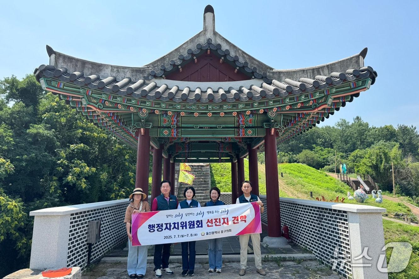 본문 이미지 - 7일 울산 중구의회 행정자치위원회 소속 의원들이 밀양지역 문화유적을 둘러보고 있다. &#40;중구의회 제공. 재판매 및 DB 금지&#41; /뉴스1 