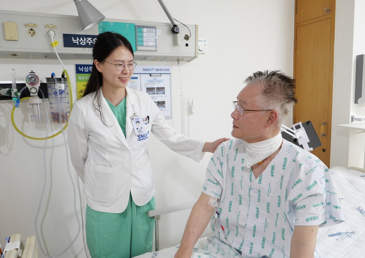 박샘이나 서울대병원 심장혈관흉부외과 교수(왼쪽)와 로봇 폐이식 수술을 받은 윤병섭 환자.(서울대병원 제공)