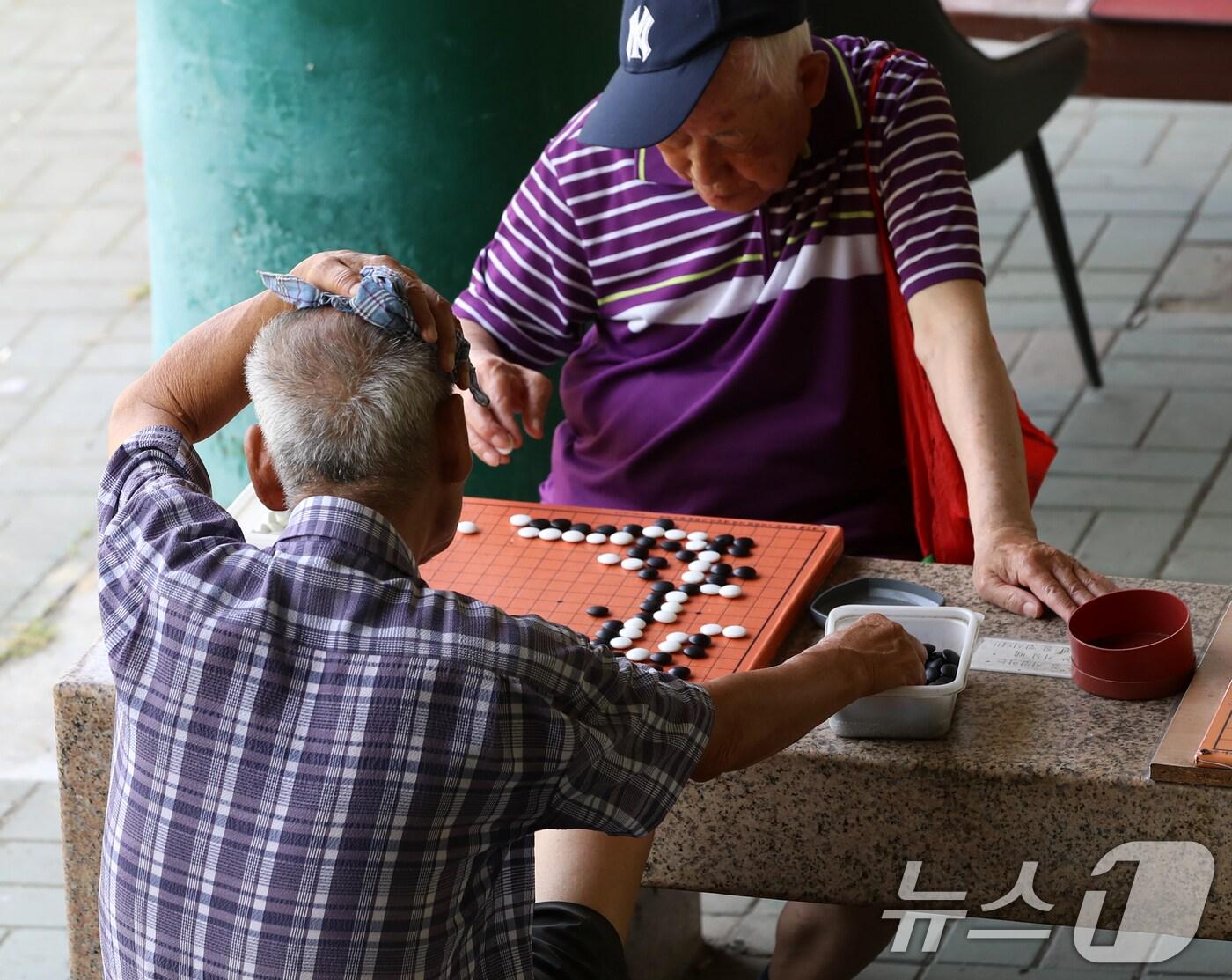 본문 이미지 - 절기상 본격적인 더위가 시작된다는 소서(小暑)인 7일 오후 부산 동래구 원동교 하부 그늘에서 어르신들이 바둑을 두며 더위를 식히고 있다. 2025.7.7/뉴스1 ⓒ News1 윤일지 기자