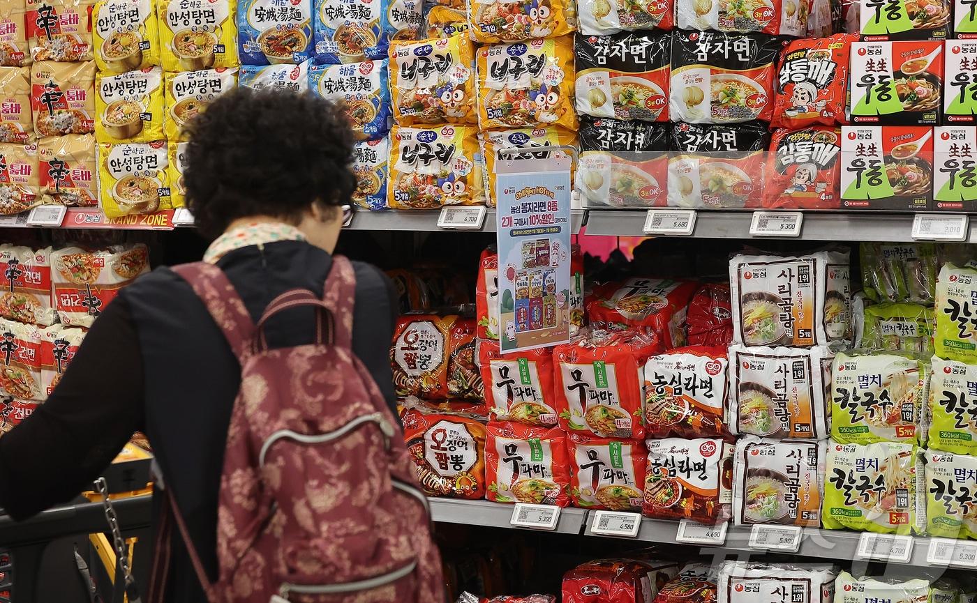 서울 시내 한 대형마트에서 한 시민이 라면을 고르고 있는 모습. 2025.7.7/뉴스1 ⓒ News1 김진환 기자