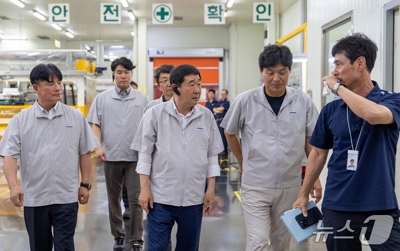 이재영 충북 증평군수가 지역 대표 첨단 제조업체인 ㈜두산 증평공장을 찾아 현장을 직접 둘러보고, 기업과의 상생과 동반성장 의지를 다졌다.(증평군 제공, 재판매 및 DB금지)/뉴스1