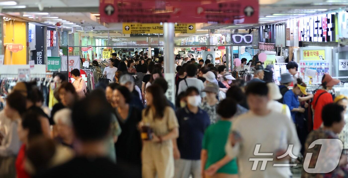 '소서(小暑)'인 지난 7일 대구 중구 반월당 지하쇼핑센터에 무더위를 피해 지하로 내려온 인파로 크게 붐볐다. 2025.7.7/뉴스1 ⓒ News1 공정식 기자