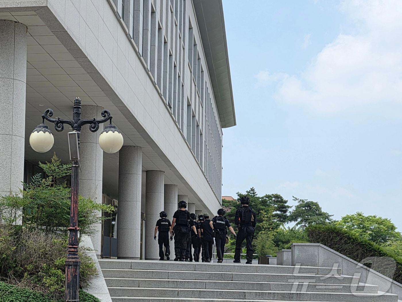 본문 이미지 - 7일 오전 11시 30분쯤 광주 광산구 산정동 광주여자대학교에 &#34;폭발물이 있다＂는 의심 신고가 접수돼 경찰이 수색을 진행하고 있다. &#40;독자제공. 재판매 및 DB 금지&#41; 2025.7.7/뉴스1 
