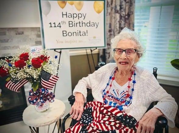 본문 이미지 - 2025년 7월4일 114번째 생일을 맞은 보니타 깁슨(사진출처 피플닷컴/Lindsay Charlefour & Sara Bailey)