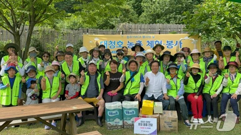 본문 이미지 - 청주 YMCA 봉사의 날 맞이, 묘암리 마을 농촌 봉사 활동 실시(청주 YMCA 제공. 재판매 및 DB금지)./뉴스1