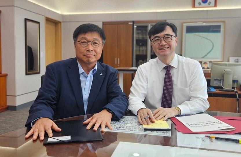 본문 이미지 - 이승원 세종시 경제부시장(왼쪽)이 7일 임기근 기재부 차관을 만나 행정수도 완성 등 지역 현안사업에 대한 지원을 당부하고 있다. (세종시 제공. 재판매 및 DB금지)